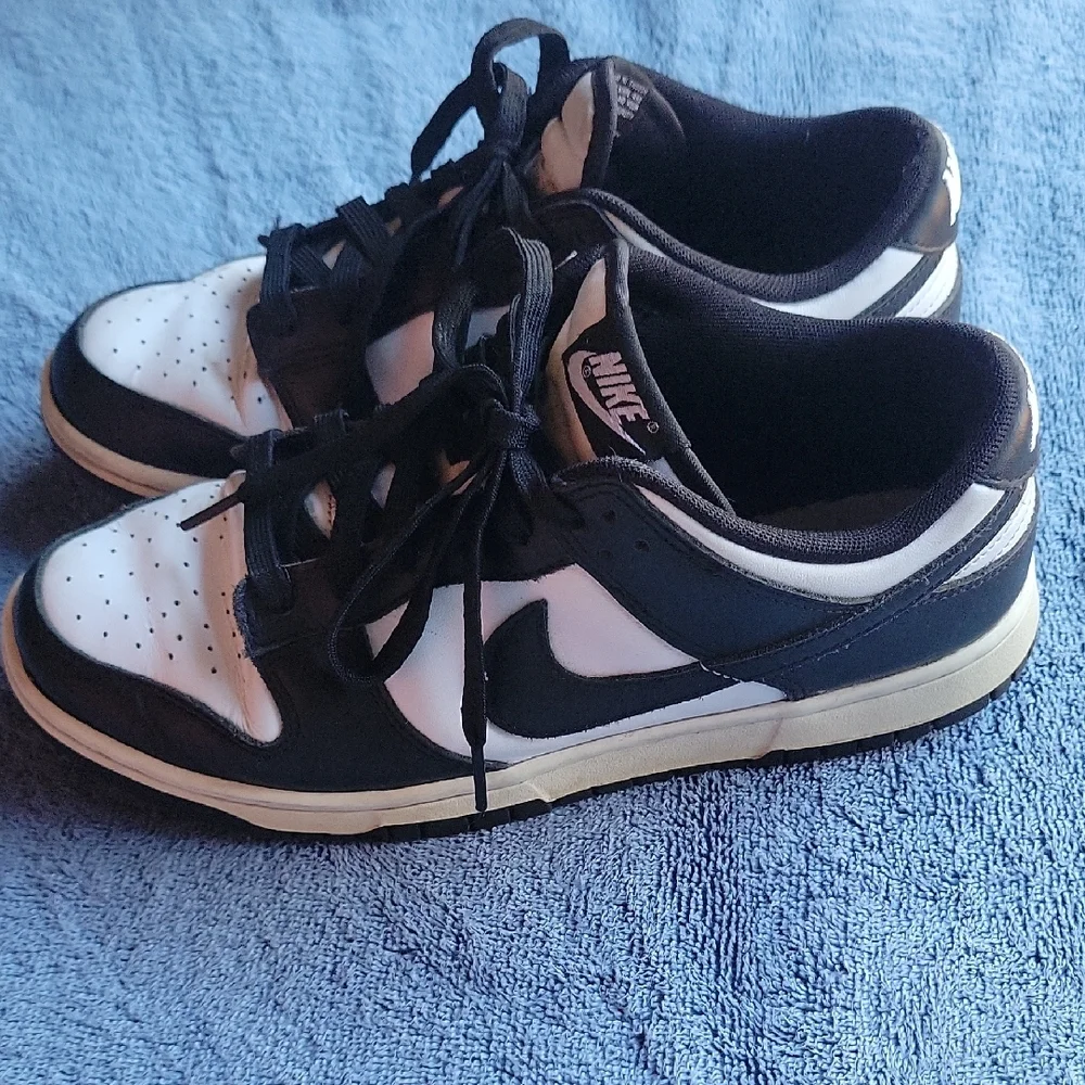 Nike Classic Black and White Low-Tops - Picture 3 of 8